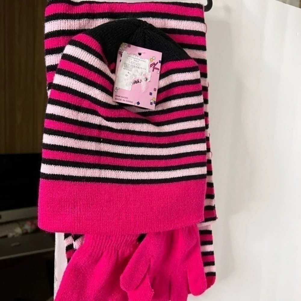 KIDS APPAREL CLUB, SCARF AND GLOVES AND HAT SET